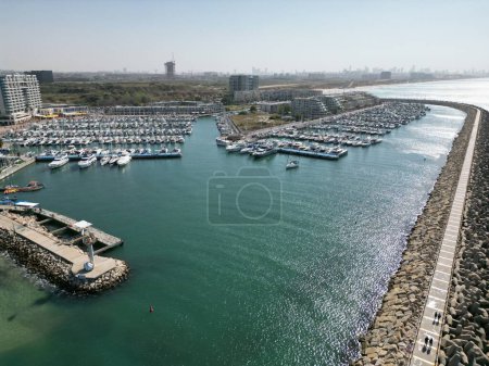 Téléchargez les photos : Un port avec de nombreux navires amarrés et bateaux par une journée ensoleillée - en image libre de droit