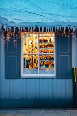 Foto de Un plano vertical de una boutique navideña decorada con guirnaldas y carámbanos al aire libre - Imagen libre de derechos