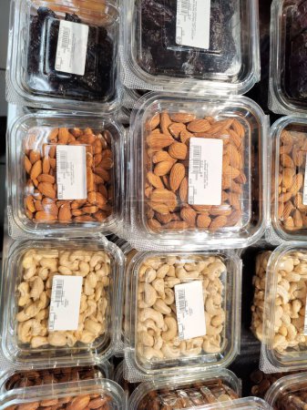 Foto de Vista superior vertical de frutos secos y frutos secos, envasados en cajas de plástico - Imagen libre de derechos