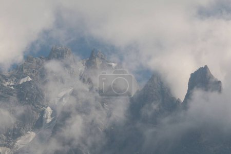 Téléchargez les photos : Pics de montagne couverts de brouillard - en image libre de droit