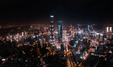 Foto de Una vista aérea de los edificios modernos durante la noche oscura en Shanghai, China - Imagen libre de derechos