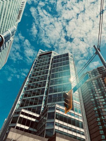 Téléchargez les photos : Une belle vue à faible angle des immeubles de grande hauteur contre un ciel bleu à Toronto - en image libre de droit