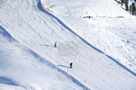 Téléchargez les photos : Un groupe de touristes skie à la station de ski Kuhtai à Otztal, Autriche par une journée d'hiver enneigée - en image libre de droit