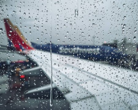 Téléchargez les photos : La fenêtre mouillée de l'avion Southwest Airlines de l'intérieur - en image libre de droit