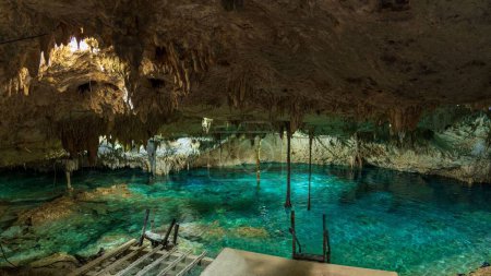 Téléchargez les photos : Un étang dans une grotte avec des lumières - en image libre de droit