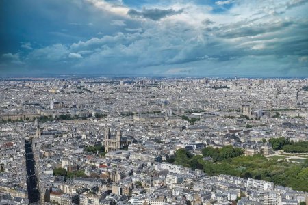 Foto de París, vista aérea, con el centro Pompidou, la iglesia de Saint-Sulpice y el Senado en el jardín de Luxemburgo - Imagen libre de derechos