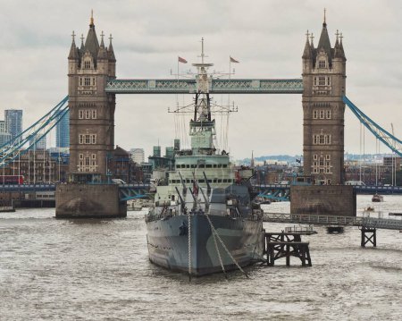 Téléchargez les photos : Une belle vue sur le Tower Bridge avec un vieux bateau au premier plan à Londres, Royaume-Uni - en image libre de droit