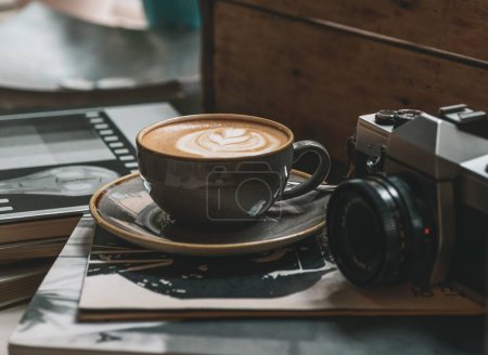 Foto de Un primer plano de una taza de café con leche con un patrón de arte en una mesa en un estudio de fotografía - Imagen libre de derechos