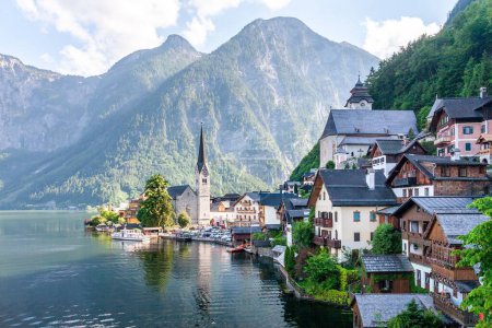 Foto de Una hermosa toma de un pueblo junto al lago Hallstatt, Austria - Imagen libre de derechos