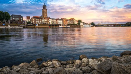 Téléchargez les photos : Le magnifique paysage urbain de la ville fluviale Deventer, Pays-Bas avec vue sur l'église St Lebuinus - en image libre de droit