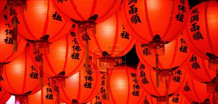 Téléchargez les photos : Un gros plan de lanternes rouges allumées dans un temple chinois - en image libre de droit
