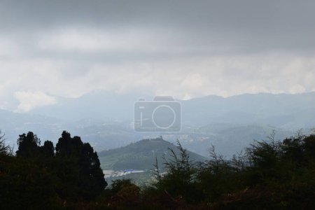 Téléchargez les photos : Montagnes paisibles vues à travers un brouillard dense - en image libre de droit
