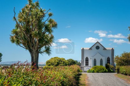 Téléchargez les photos : L'église All Saints à Wairongomai sur Western Lake Road entourée de végétation en Nouvelle-Zélande - en image libre de droit