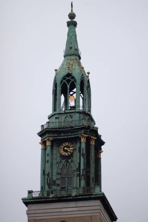 Foto de Un plano vertical de la Iglesia de Santa María en un día sombrío en Berlín, Alemania - Imagen libre de derechos