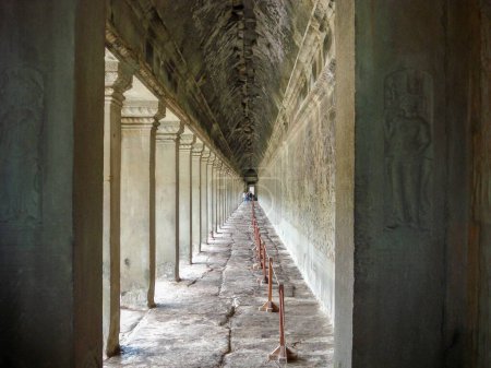 Téléchargez les photos : Une image d'une entrée dans le Wat d'Angkor avec des gens loin au Cambodge - en image libre de droit