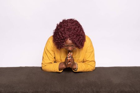 Téléchargez les photos : Jeune femme africaine disant ses prières - en image libre de droit