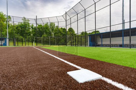 Foto de Vista del campo de softbol de césped sintético de la escuela secundaria tercera base mirando hacia el plato principal. - Imagen libre de derechos