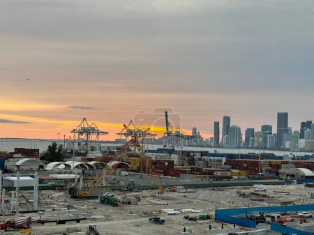 Foto de La vista del puerto de Miami al atardecer. Florida, Estados Unidos. - Imagen libre de derechos