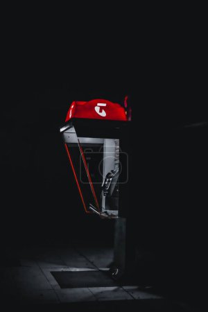 Foto de Un disparo vertical de una cabina telefónica Telstra en la noche oscura en Manning, Australia - Imagen libre de derechos