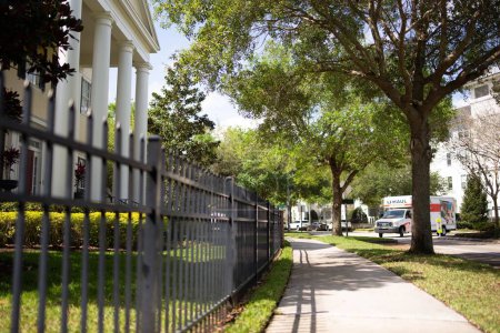 Téléchargez les photos : La belle luxuriante Baldwin Park par une journée ensoleillée à Orlando, États-Unis - en image libre de droit