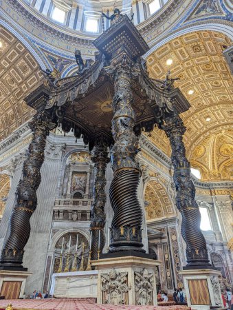 Téléchargez les photos : Plan vertical de l'autel à l'intérieur de la basilique Saint-Pierre de la Cité du Vatican - en image libre de droit