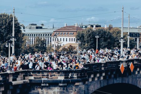 Téléchargez les photos : La foule sur le pont au Festival de la ville de Dresde un jour - en image libre de droit
