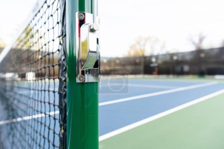 Téléchargez les photos : Superbes nouveaux courts de tennis bleus avec des lignes blanches et des lignes de pickleball rouge - en image libre de droit