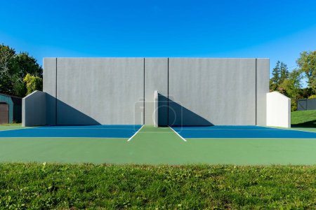 Foto de Ejemplo de canchas de balonmano americanas exteriores con muro de hormigón, ubicadas en un parque o escuela. - Imagen libre de derechos