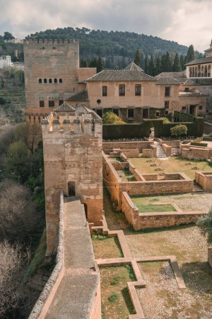 Téléchargez les photos : Le palais de l'Alhambra à Grenade, Espagne avec beaucoup de touristes - en image libre de droit