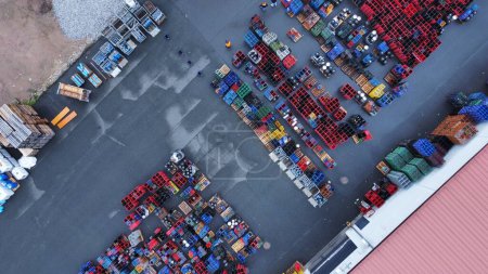 Téléchargez les photos : Une vue aérienne de la rangée de conteneurs dans la rue - en image libre de droit