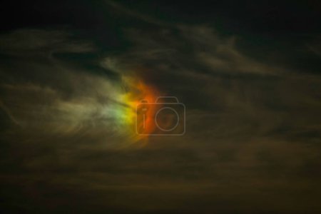 Téléchargez les photos : Un gros plan de flashs colorés de lumières sur le fond sombre - en image libre de droit