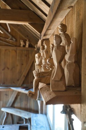 Téléchargez les photos : Un plan vertical des figures en bois faites à la main dans l'atelier - en image libre de droit