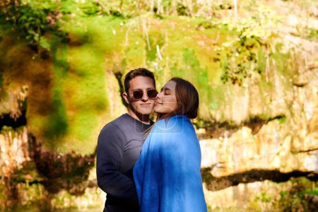 Téléchargez les photos : Un gros plan d'un couple amoureux, homme heureux avec des lunettes de soleil regardant la caméra - en image libre de droit