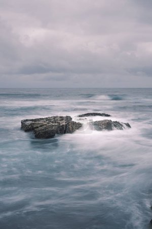 Téléchargez les photos : Un plan vertical d'une belle mer par une journée nuageuse - en image libre de droit