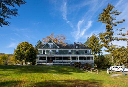 Téléchargez les photos : Une belle vue sur le musée Zane Grey sur la rivière Delaware à Lackawaxen par une brillante matinée d'automne - en image libre de droit