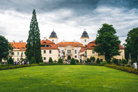Téléchargez les photos : Une vue extérieure sur le palais de Ksiaz et les nouveaux champs dans le sud de la Pologne - en image libre de droit