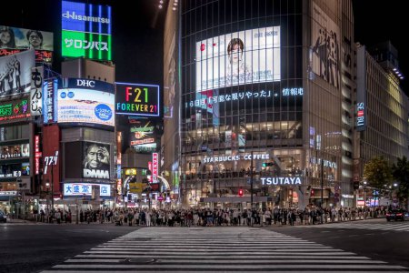 Téléchargez les photos : La rue traversante la plus célèbre au monde à Tokyo, Japon - en image libre de droit
