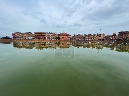 Foto de Una vista de la ciudad en la costa del lago de la ciudad de Bhaktapur en el valle de Katmandú en Nepal, en un día nublado - Imagen libre de derechos