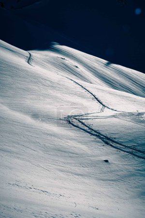 Foto de Un plano vertical de pistas de esquí en la montaña cubiertas de nieve durante el invierno - Imagen libre de derechos