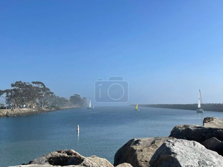 Téléchargez les photos : La plage rocheuse de Dana Point en Californie capturée par une journée ensoleillée avec un affichage du paysage marin - en image libre de droit