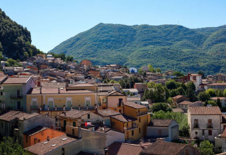 Téléchargez les photos : Un angle élevé des beaux bâtiments et des collines boisées de Lauria par une belle journée d'été en Italie - en image libre de droit