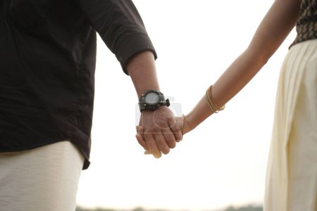Téléchargez les photos : Un gros plan d'un beau couple tenant la main - en image libre de droit