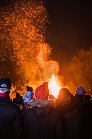 Téléchargez les photos : Vue verticale des personnes debout devant un feu de joie lors du feu d'artifice annuel de la Table ronde Bicester - en image libre de droit