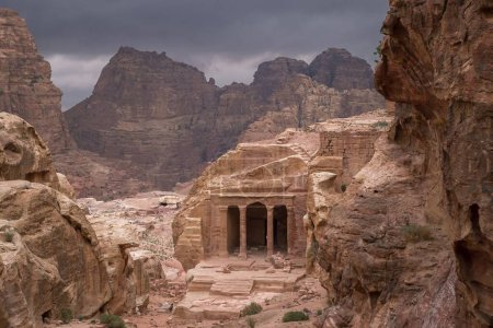 Téléchargez les photos : Un beau cliché d'un ancien monument dans le désert de Petra en Jordanie - en image libre de droit