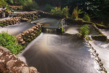 Téléchargez les photos : Une longue exposition de l'eau dans la cascade de Bindslev, Fisketrappen au Danemark - en image libre de droit