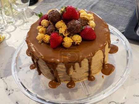 Foto de Un pastel de chocolate casero con fresas y nueces - Imagen libre de derechos