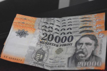 Foto de Un primer plano de los billetes de 20000 florines húngaros sobre el fondo gris - Imagen libre de derechos