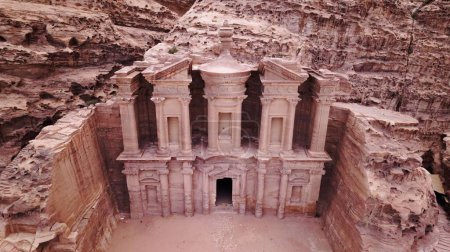 Téléchargez les photos : Un cliché aérien du Trésor à Petra. - en image libre de droit