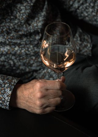 Foto de Una copa de vino en poder de un sommelier local en Montreal - Imagen libre de derechos