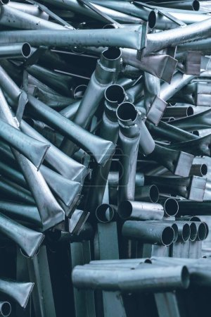 Foto de Un primer plano vertical de los tubos de acero inoxidable apilados uno encima del otro en la habitación - Imagen libre de derechos